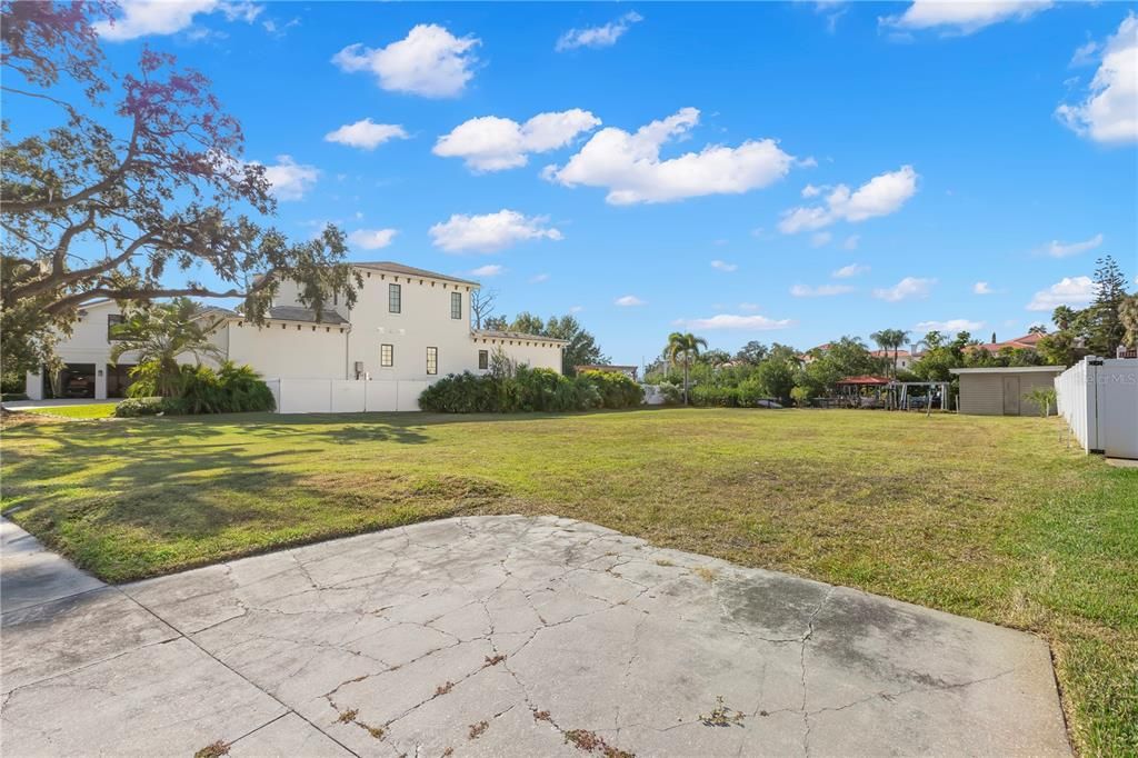 На продажу: $2,350,000 (0.31 acres)