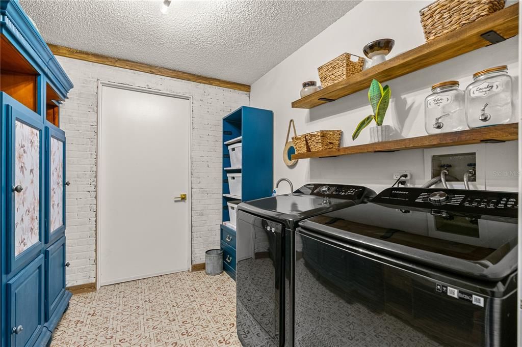 待售: $729,000 (4 贝兹, 3 浴室, 2040 平方英尺)