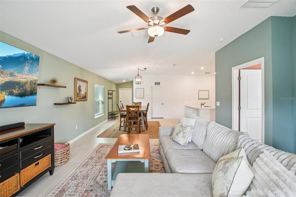 En Venta: $390,000 (4 camas, 2 baños, 1810 Pies cuadrados)