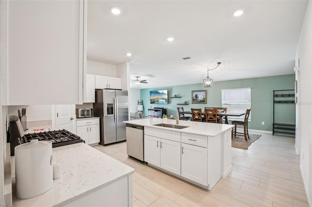 En Venta: $390,000 (4 camas, 2 baños, 1810 Pies cuadrados)