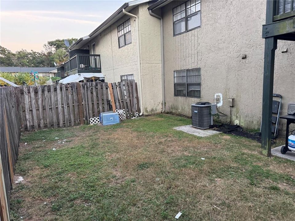 出租: $1,350 (2 贝兹, 1 浴室, 899 平方英尺)