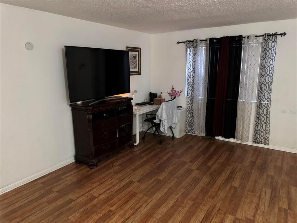 出租: $1,350 (2 贝兹, 1 浴室, 899 平方英尺)