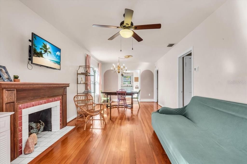 На продажу: $274,900 (2 спален, 2 ванн, 1200 Квадратных фут)