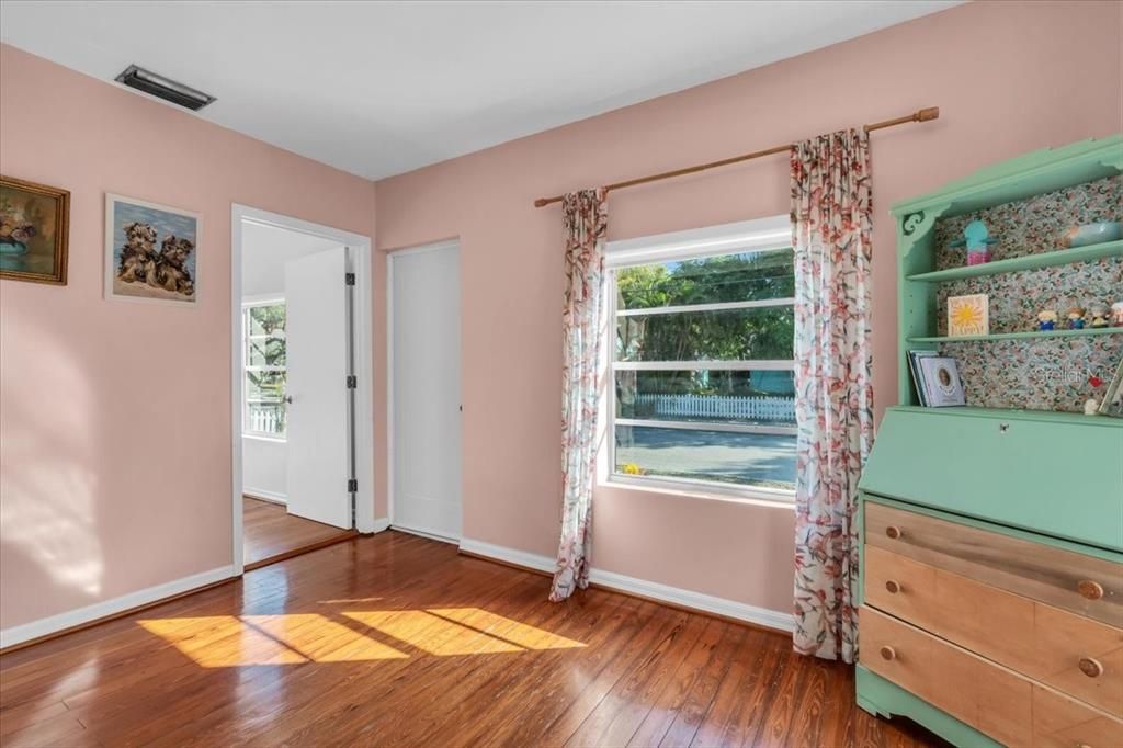 На продажу: $274,900 (2 спален, 2 ванн, 1200 Квадратных фут)