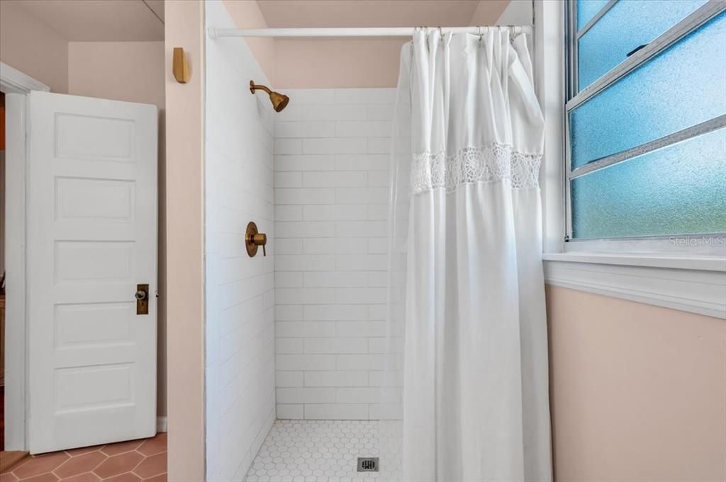 На продажу: $274,900 (2 спален, 2 ванн, 1200 Квадратных фут)