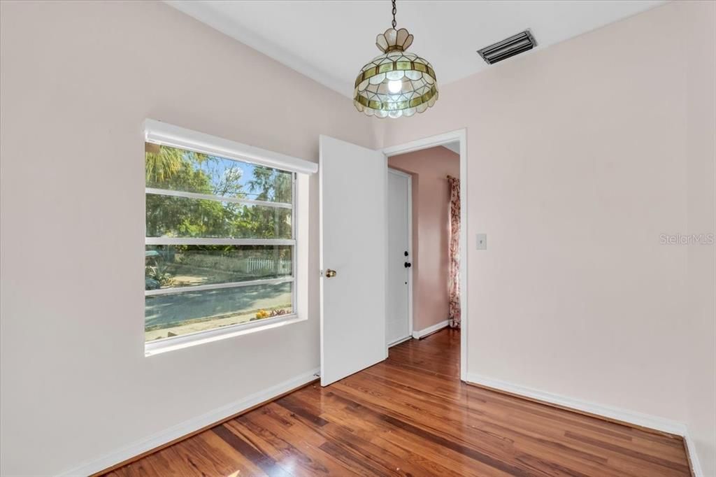 На продажу: $274,900 (2 спален, 2 ванн, 1200 Квадратных фут)