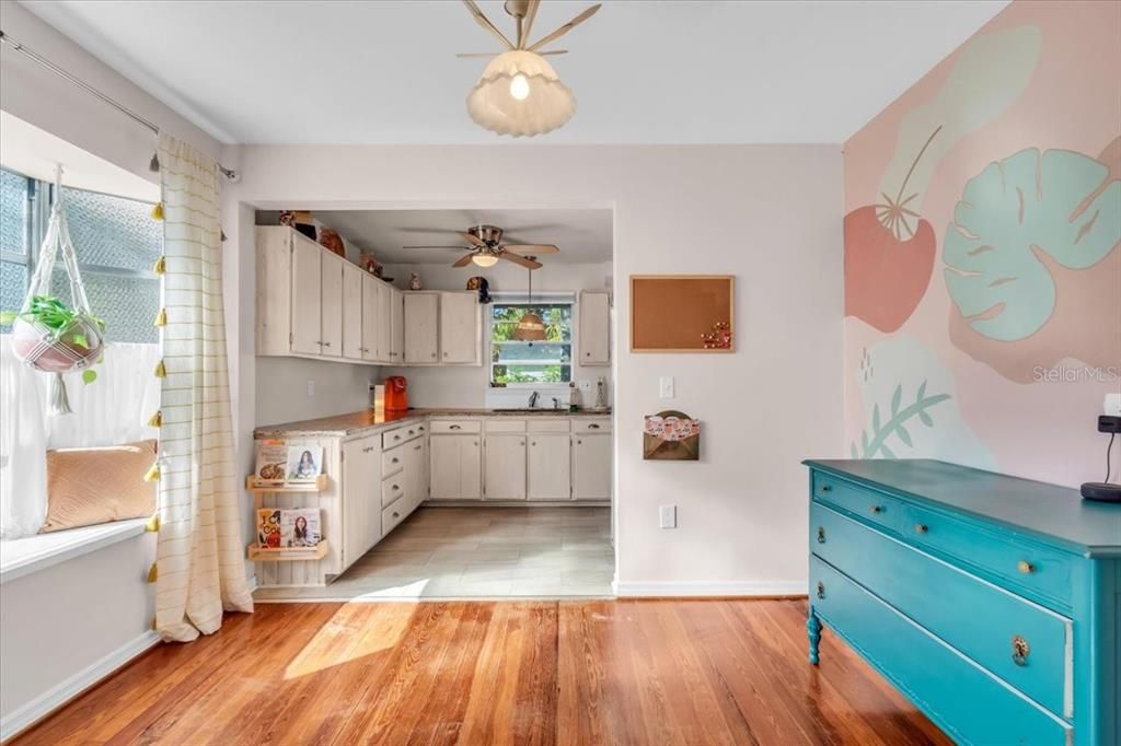 На продажу: $274,900 (2 спален, 2 ванн, 1200 Квадратных фут)