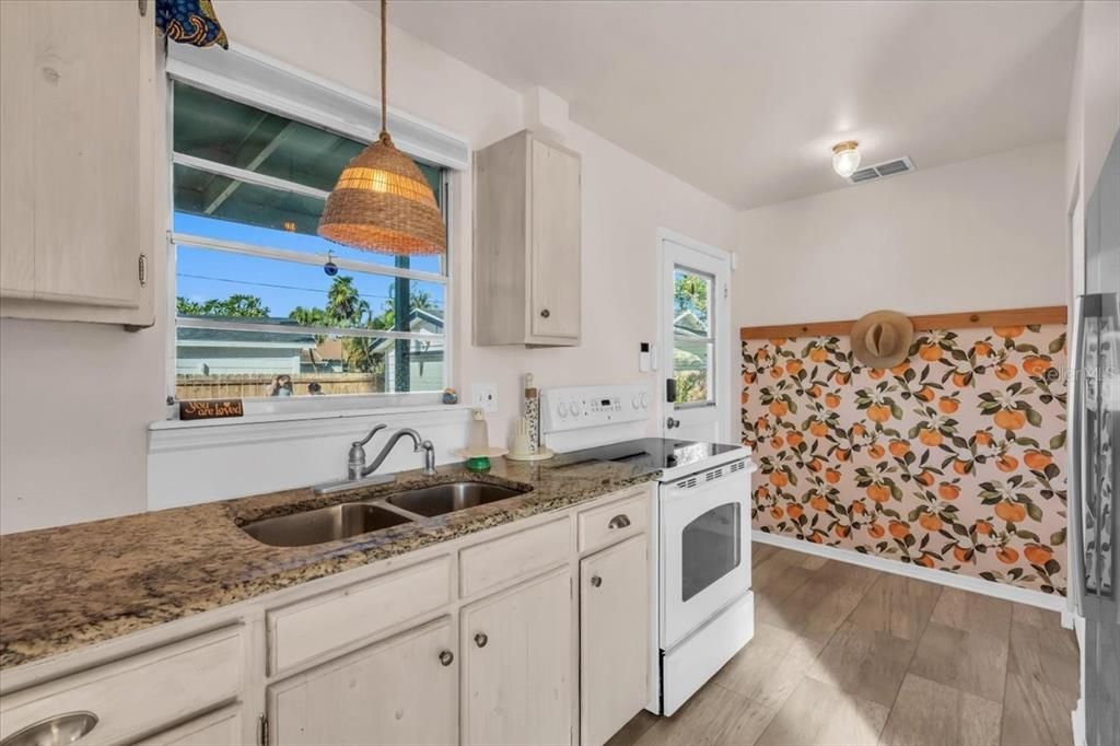 На продажу: $274,900 (2 спален, 2 ванн, 1200 Квадратных фут)