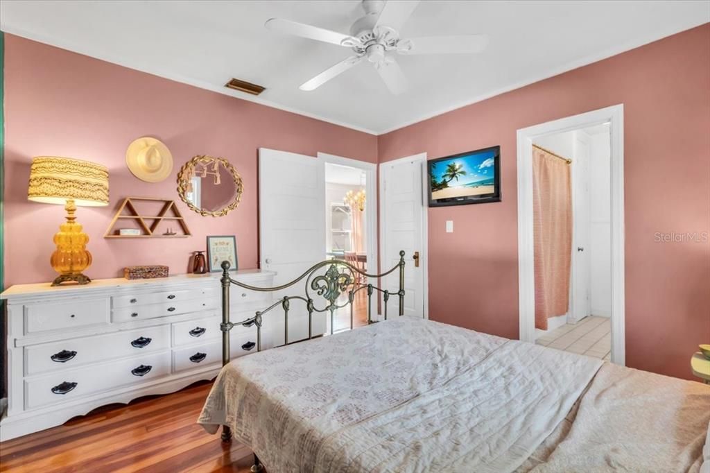 На продажу: $274,900 (2 спален, 2 ванн, 1200 Квадратных фут)