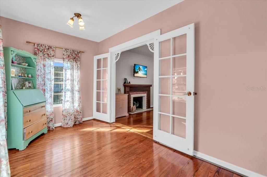 На продажу: $274,900 (2 спален, 2 ванн, 1200 Квадратных фут)