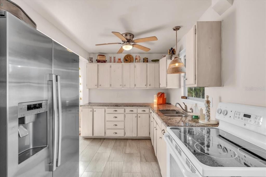 На продажу: $274,900 (2 спален, 2 ванн, 1200 Квадратных фут)