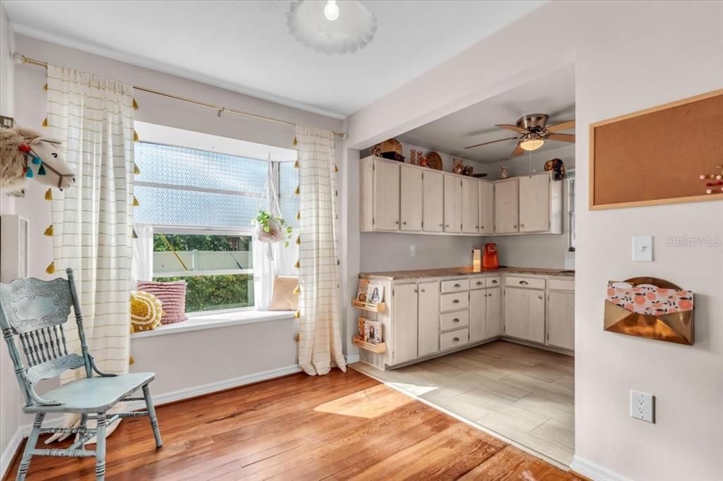 На продажу: $274,900 (2 спален, 2 ванн, 1200 Квадратных фут)