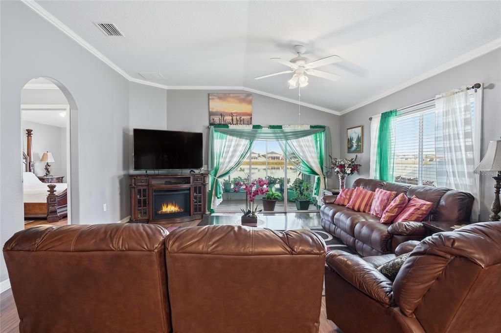 For Sale: $385,000 (4 beds, 2 baths, 1860 Square Feet)