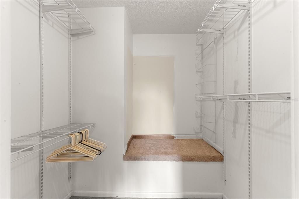 Под контрактом: $374,900 (3 спален, 2 ванн, 1356 Квадратных фут)