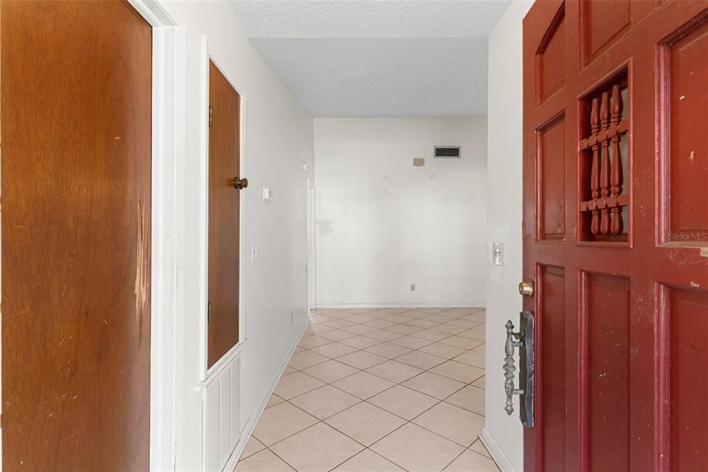 Под контрактом: $374,900 (3 спален, 2 ванн, 1356 Квадратных фут)