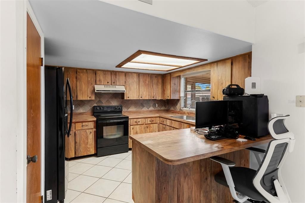 Под контрактом: $374,900 (3 спален, 2 ванн, 1356 Квадратных фут)