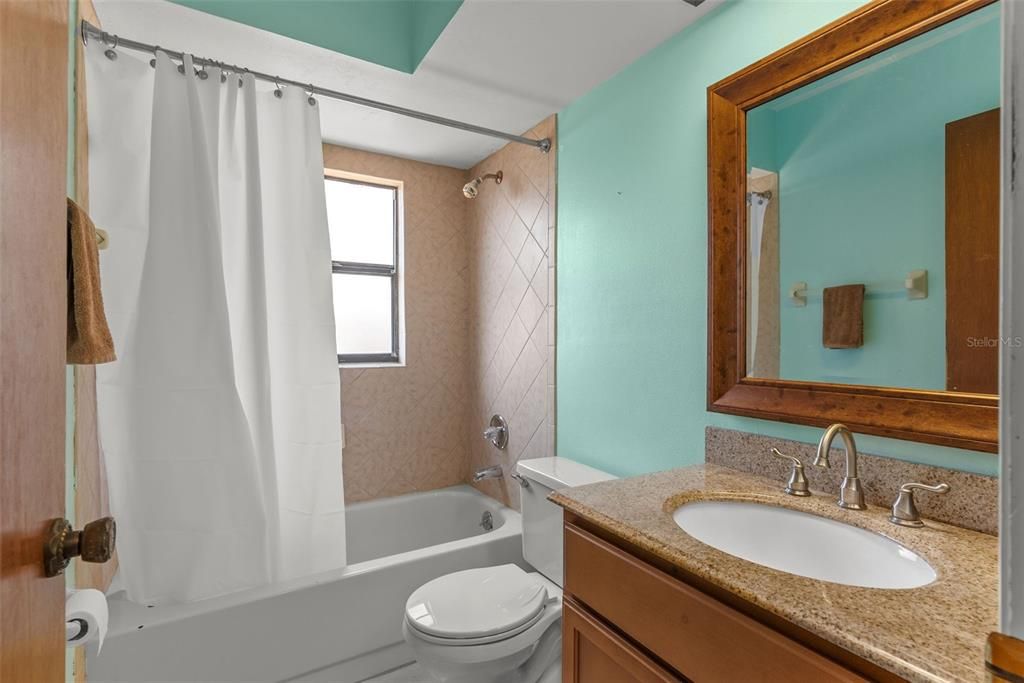 Под контрактом: $374,900 (3 спален, 2 ванн, 1356 Квадратных фут)