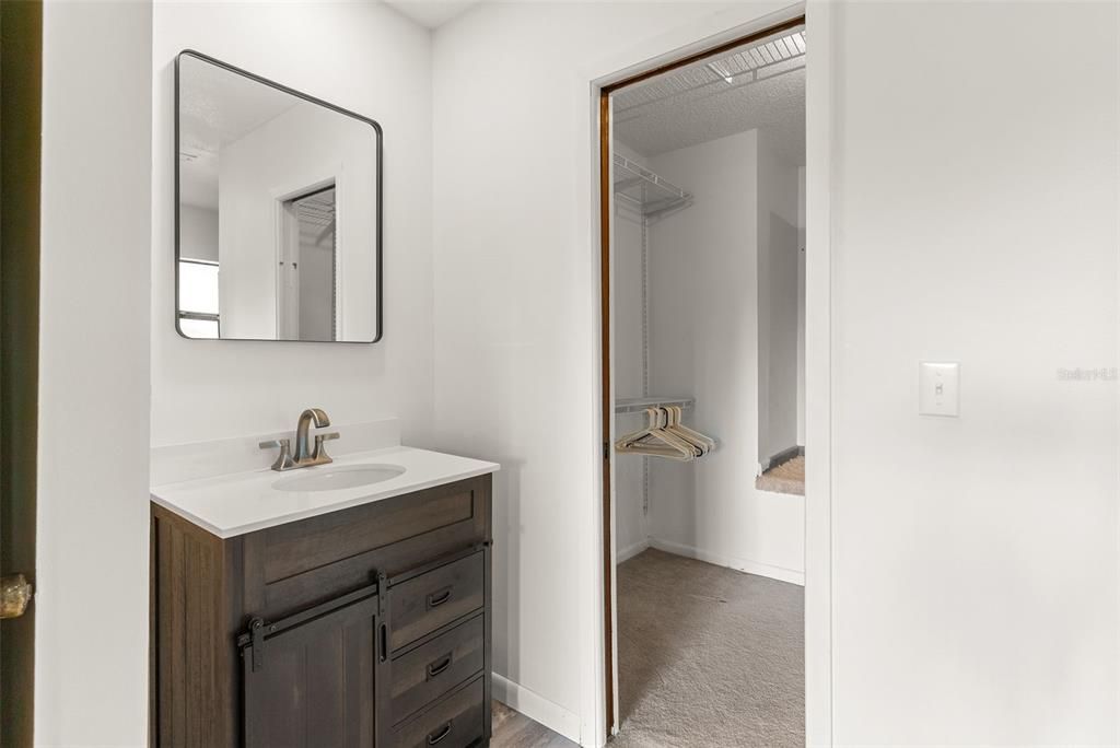 Под контрактом: $374,900 (3 спален, 2 ванн, 1356 Квадратных фут)