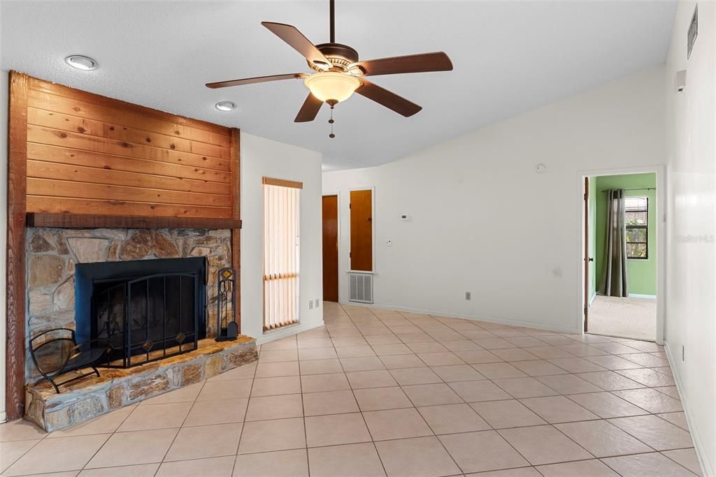 Под контрактом: $374,900 (3 спален, 2 ванн, 1356 Квадратных фут)