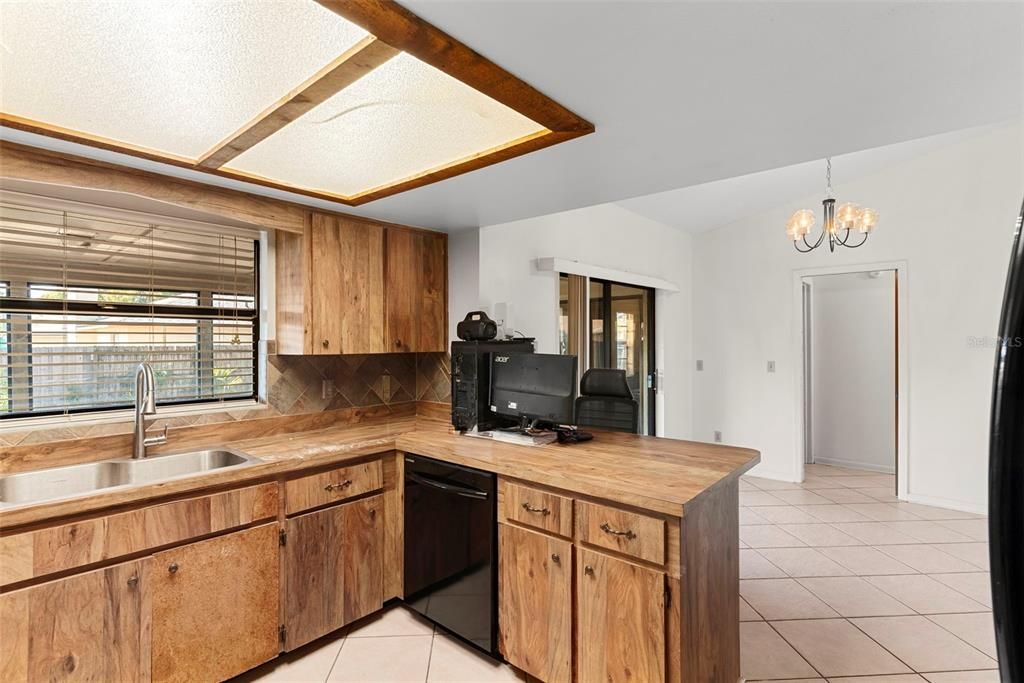 Под контрактом: $374,900 (3 спален, 2 ванн, 1356 Квадратных фут)