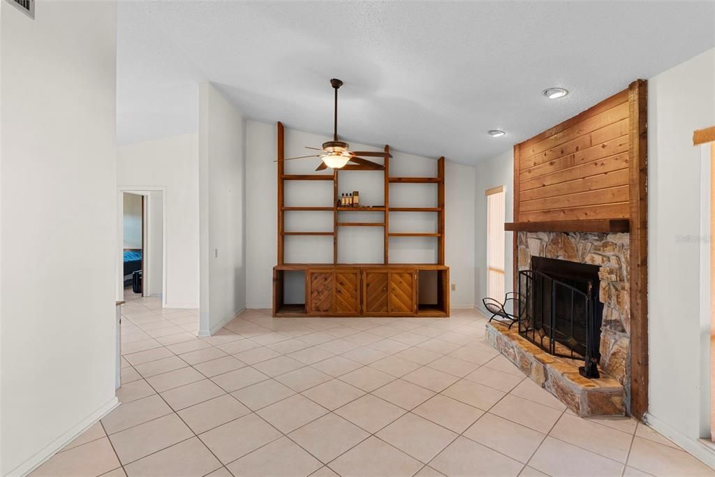 Под контрактом: $374,900 (3 спален, 2 ванн, 1356 Квадратных фут)