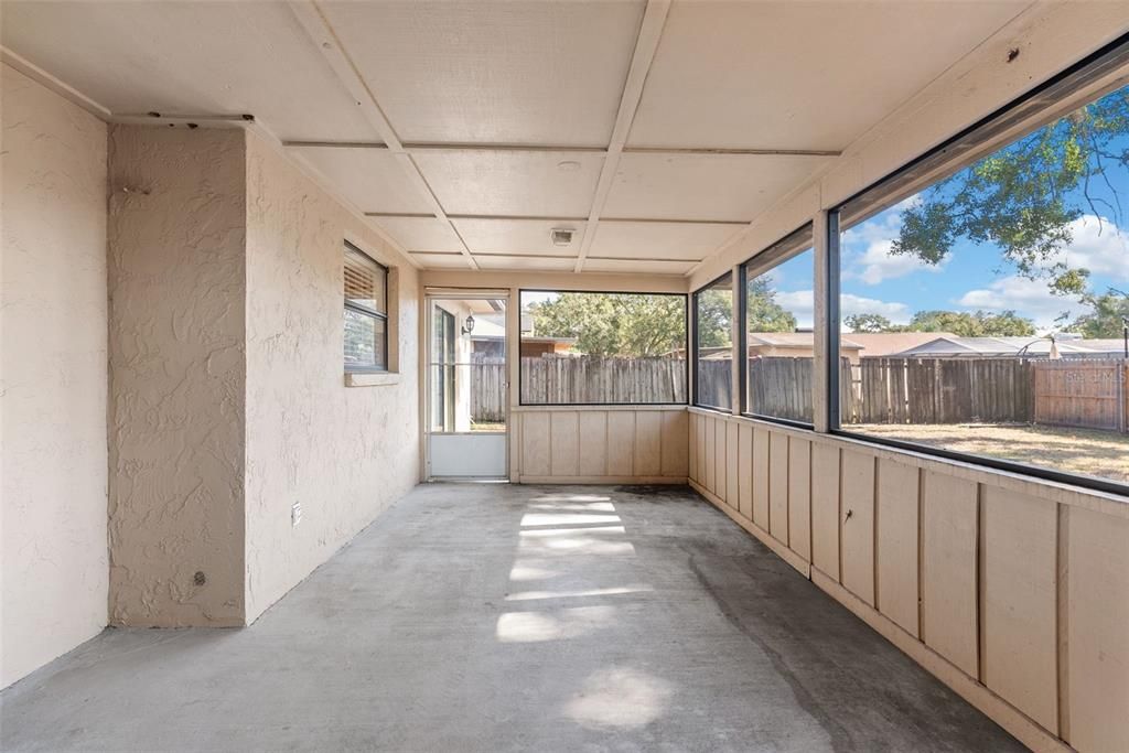 Под контрактом: $374,900 (3 спален, 2 ванн, 1356 Квадратных фут)