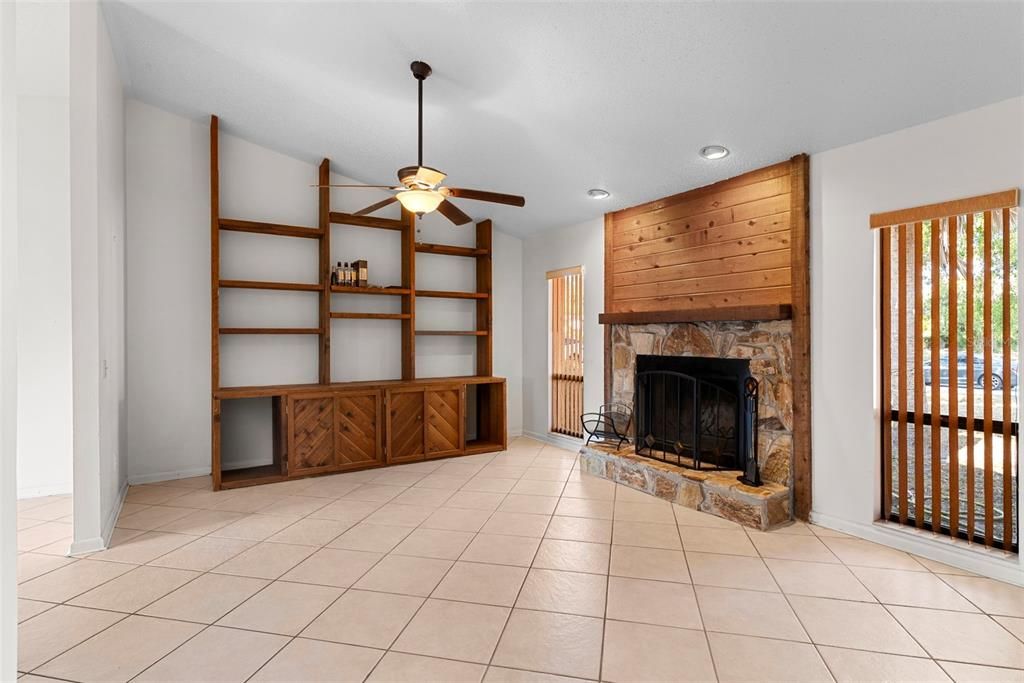 Под контрактом: $374,900 (3 спален, 2 ванн, 1356 Квадратных фут)