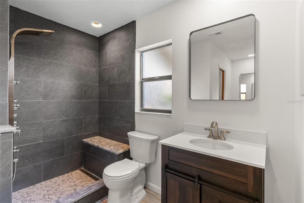 Под контрактом: $374,900 (3 спален, 2 ванн, 1356 Квадратных фут)