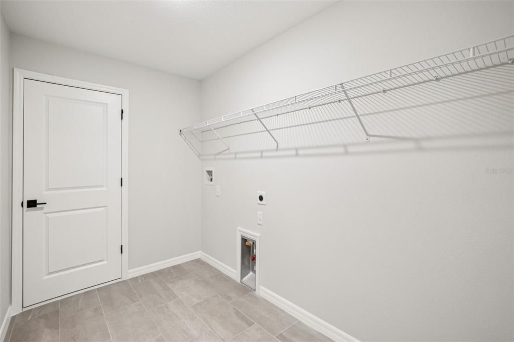 На продажу: $614,035 (6 спален, 5 ванн, 3927 Квадратных фут)