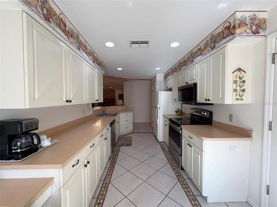 For Sale: $289,000 (3 beds, 2 baths, 1685 Square Feet)