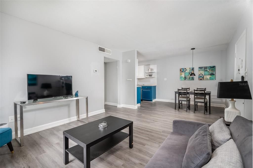 For Sale: $140,000 (1 beds, 1 baths, 574 Square Feet)