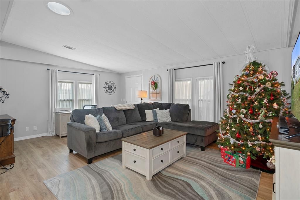 待售: $189,000 (2 贝兹, 2 浴室, 1144 平方英尺)