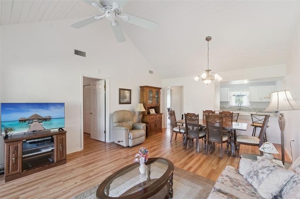 待售: $194,990 (2 贝兹, 2 浴室, 965 平方英尺)