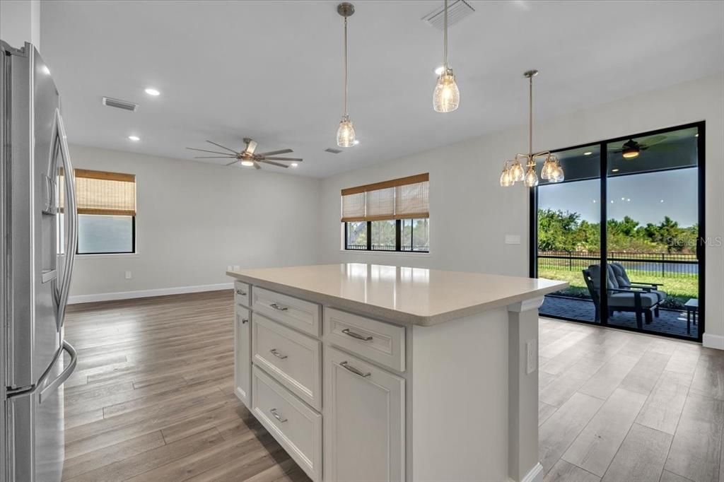 En Venta: $549,900 (4 camas, 3 baños, 2208 Pies cuadrados)