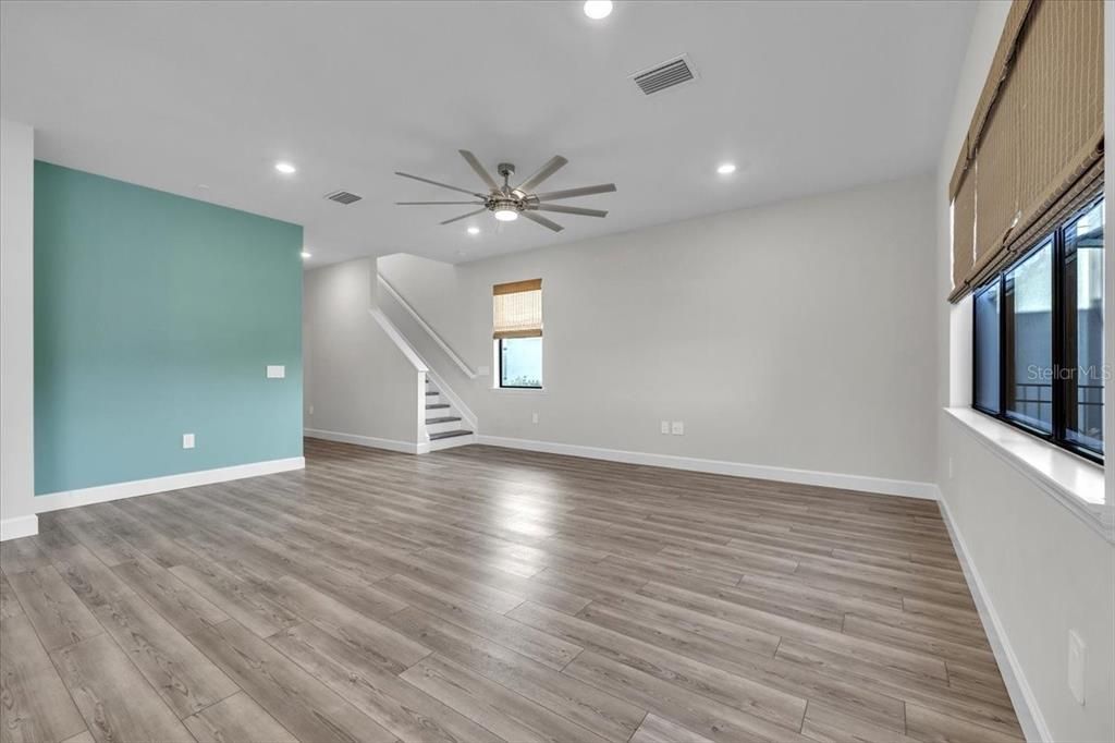 En Venta: $549,900 (4 camas, 3 baños, 2208 Pies cuadrados)