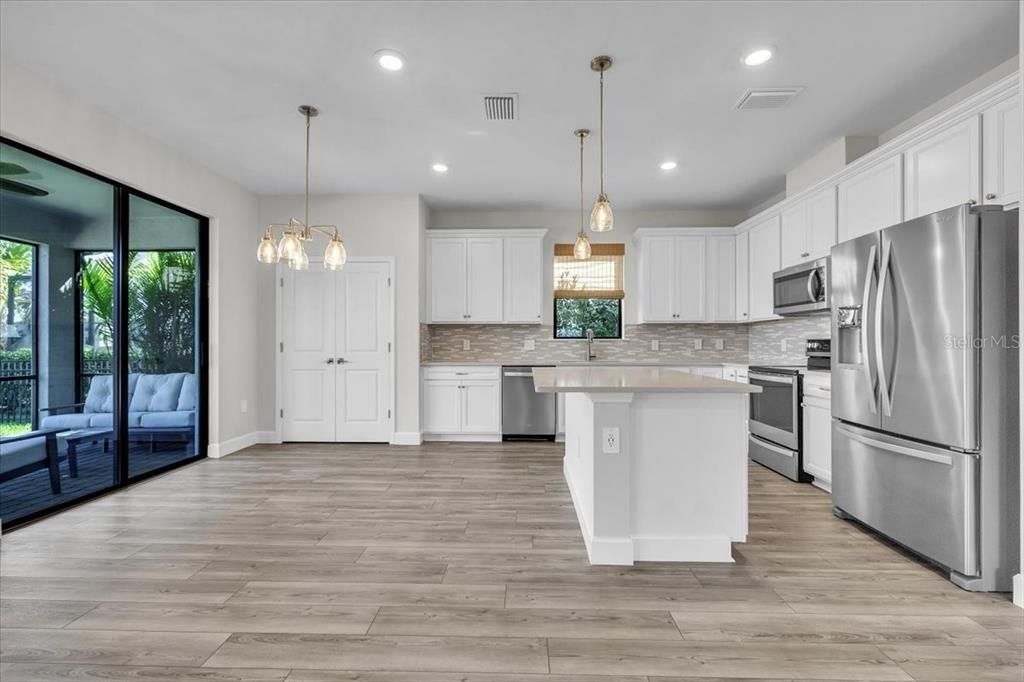 En Venta: $549,900 (4 camas, 3 baños, 2208 Pies cuadrados)