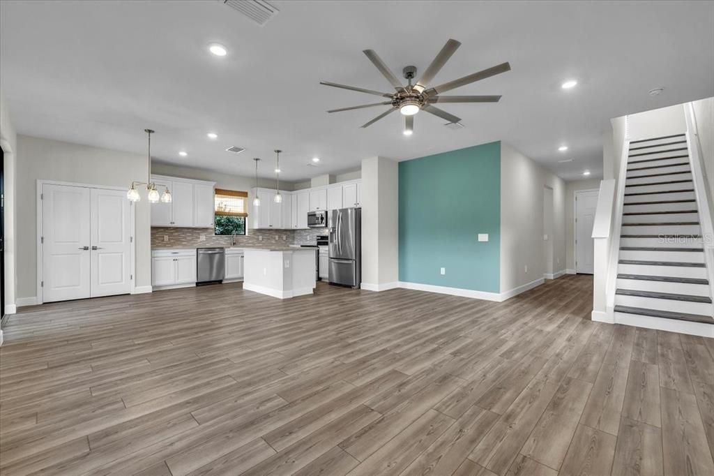 En Venta: $549,900 (4 camas, 3 baños, 2208 Pies cuadrados)