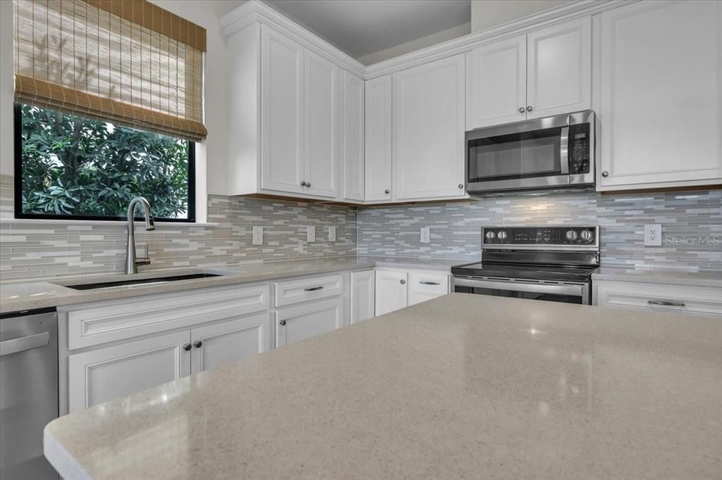 En Venta: $549,900 (4 camas, 3 baños, 2208 Pies cuadrados)