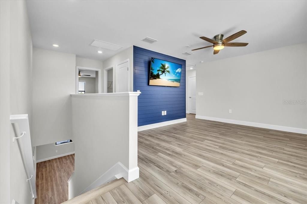 En Venta: $549,900 (4 camas, 3 baños, 2208 Pies cuadrados)