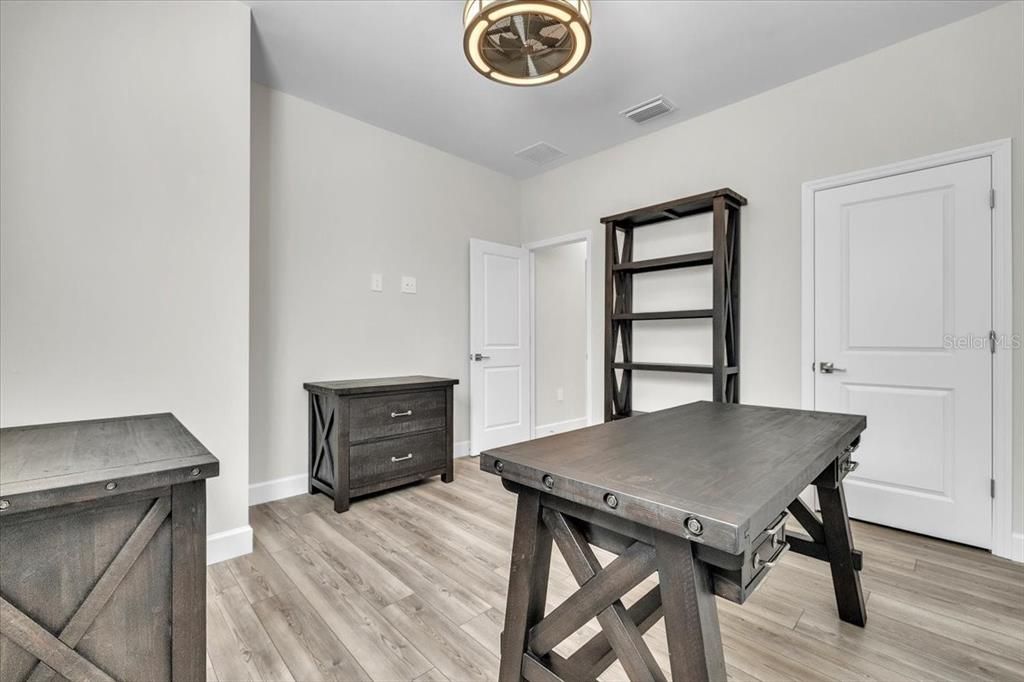 En Venta: $549,900 (4 camas, 3 baños, 2208 Pies cuadrados)