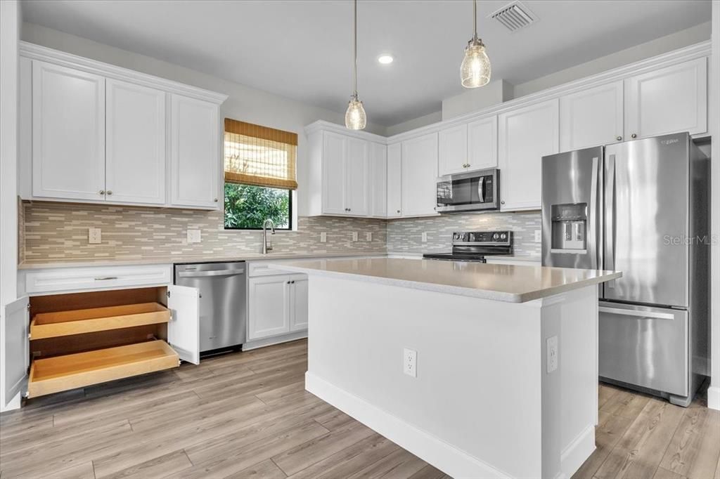 En Venta: $549,900 (4 camas, 3 baños, 2208 Pies cuadrados)