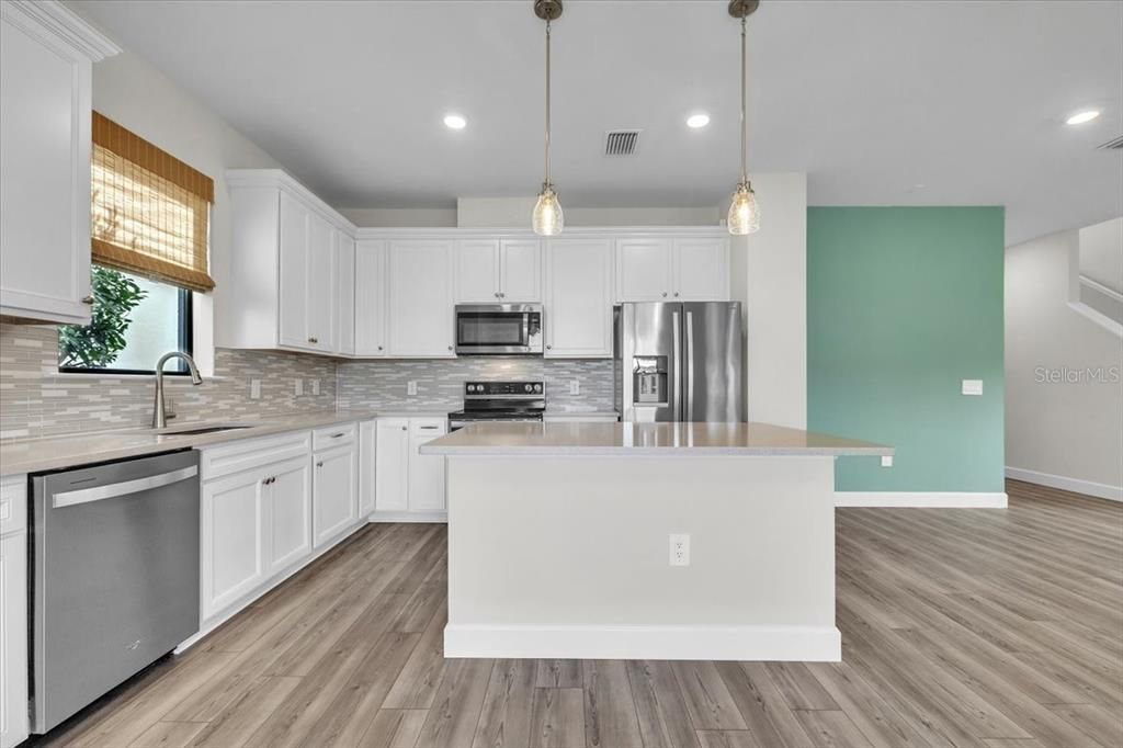 En Venta: $549,900 (4 camas, 3 baños, 2208 Pies cuadrados)