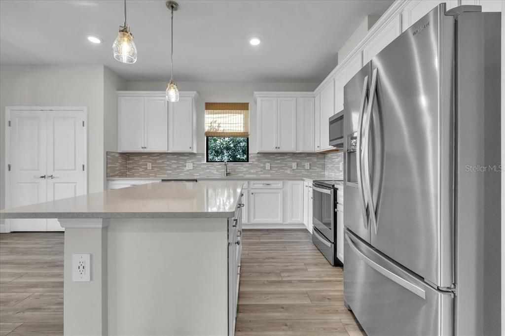 En Venta: $549,900 (4 camas, 3 baños, 2208 Pies cuadrados)