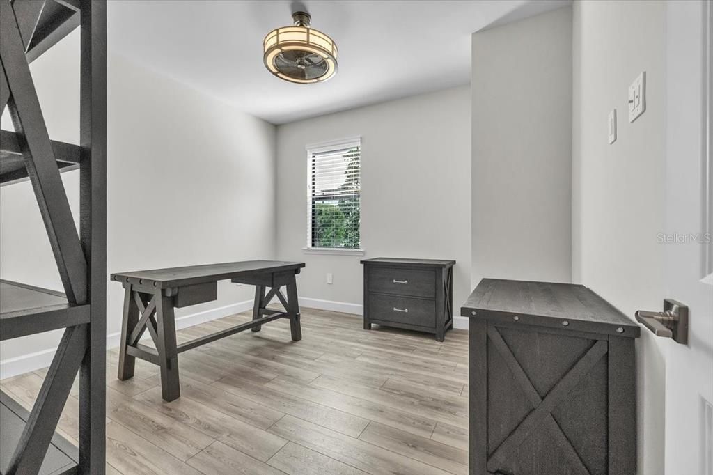 En Venta: $549,900 (4 camas, 3 baños, 2208 Pies cuadrados)