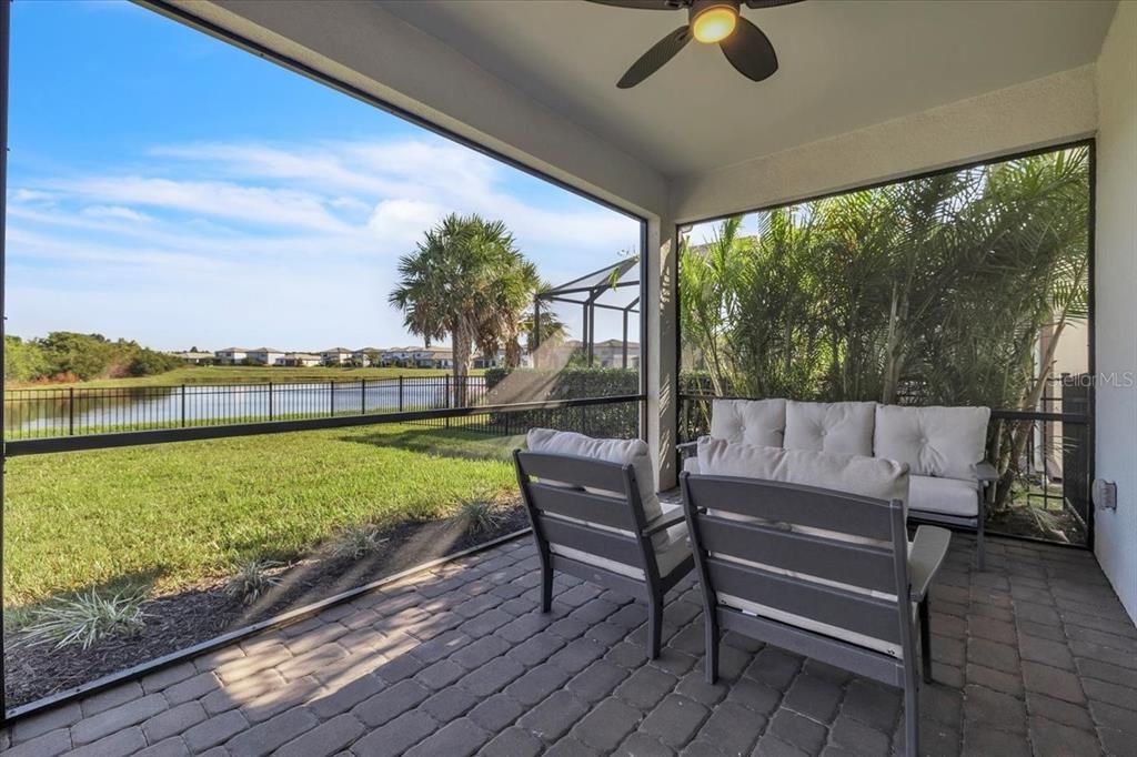 En Venta: $549,900 (4 camas, 3 baños, 2208 Pies cuadrados)