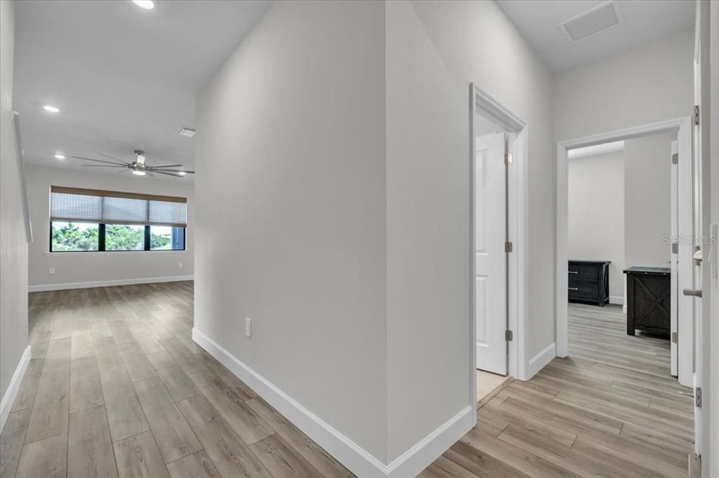 En Venta: $549,900 (4 camas, 3 baños, 2208 Pies cuadrados)