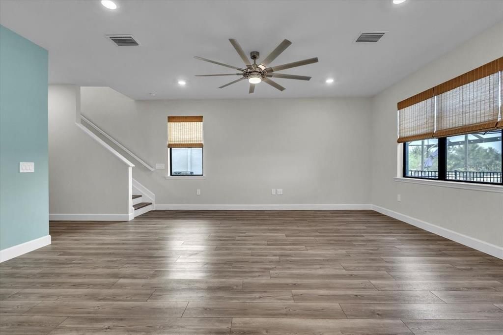 En Venta: $549,900 (4 camas, 3 baños, 2208 Pies cuadrados)