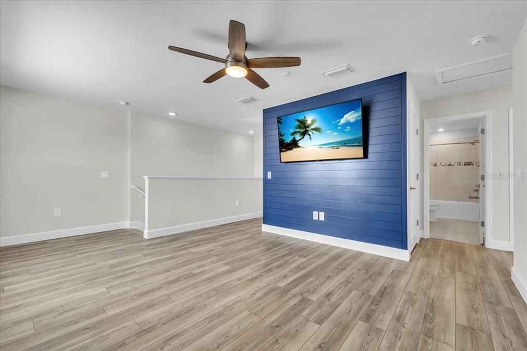 En Venta: $549,900 (4 camas, 3 baños, 2208 Pies cuadrados)