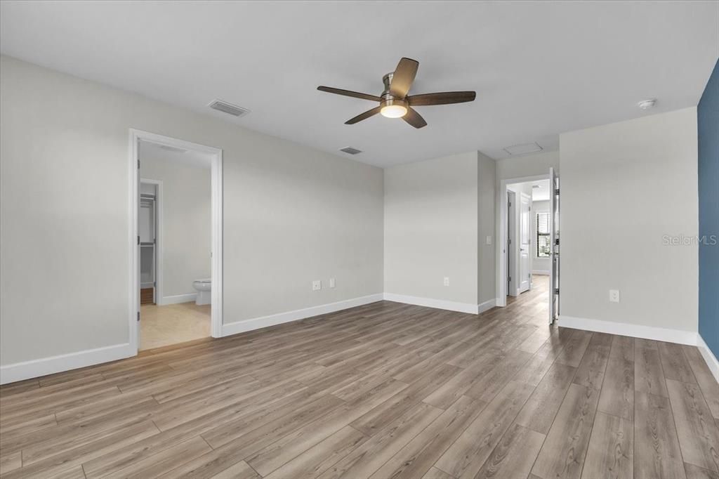 En Venta: $549,900 (4 camas, 3 baños, 2208 Pies cuadrados)