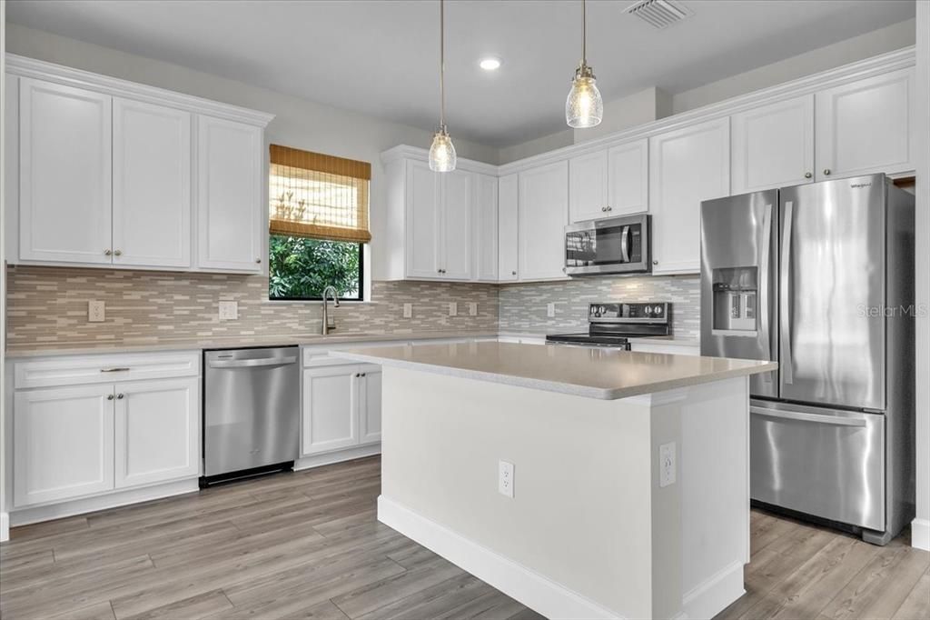 En Venta: $549,900 (4 camas, 3 baños, 2208 Pies cuadrados)